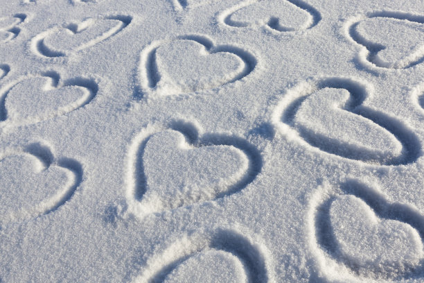 画在冬天的季节里，画在雪上的心图片下载