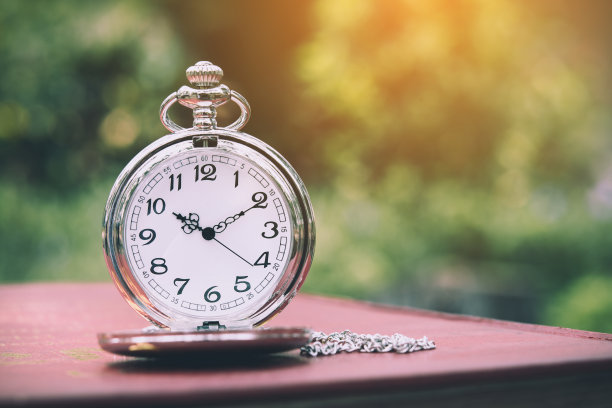 怀表在一本旧红皮书上图片下载