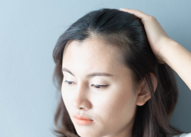 女性严重的脱发问题为保健洗发水和美容产品的概念，选择性的重点图片下载