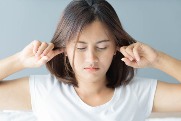 特写女人用手捂住耳朵，噪音问题，选择性聚焦图片下载
