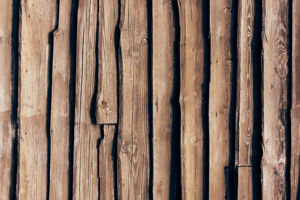 暖色木头。未加工的棕色木墙背景。有结图案的质朴树桌。农村建筑墙。图片下载