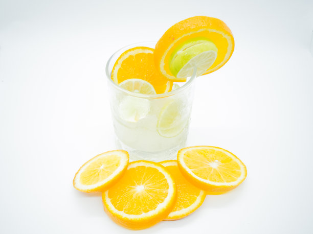 柑橘，柠檬和瓶装冰在白色的背景图片下载