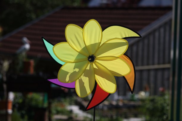 五颜六色的Wind up玩具，供孩子玩耍和装饰图片下载