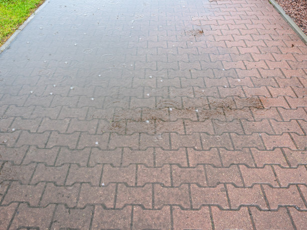 在大雨中看到铺满石板的小路图片下载