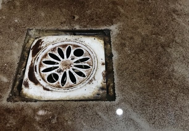 浴室里很脏的排水管图片下载