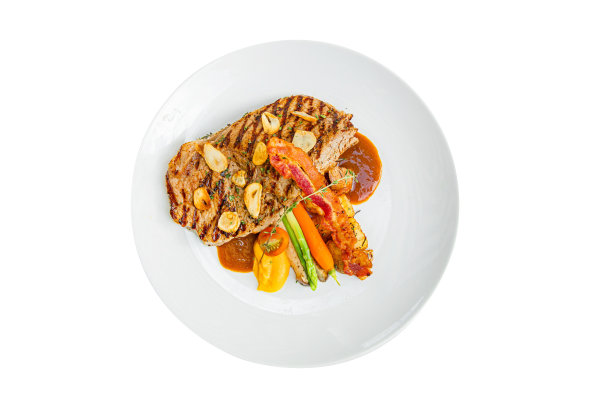 俯视图猪肉牛排与蔬菜和酱孤立在白色背景。剪切路径图片下载