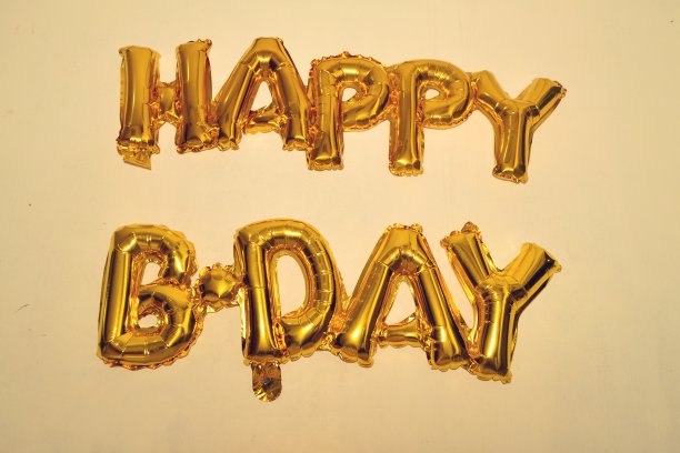墙上的金色气球祝你生日快乐图片下载