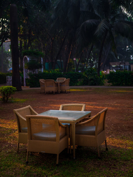 木制编织的椅子和桌子图片下载