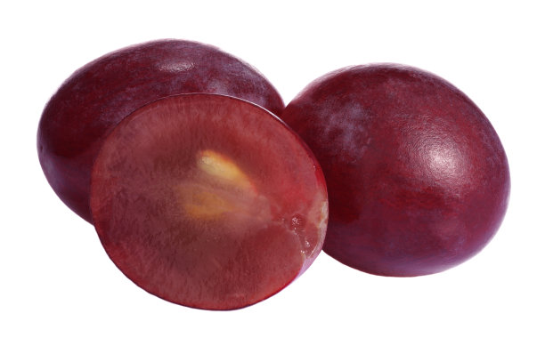 几颗完整的葡萄半在一个白色的孤立的背景特写图片下载