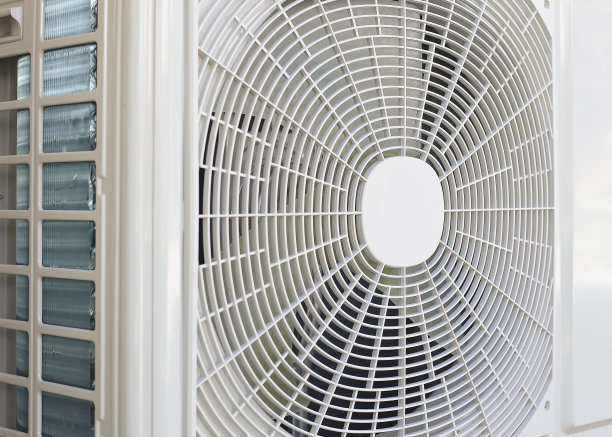 空调室外机压缩机安装在室外，冷凝器安装在中央空调系统中。图片下载