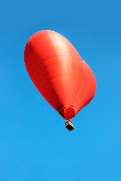 心形的红色气球在天空中。图片下载