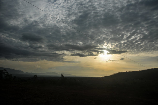日落前天空中的云图片下载