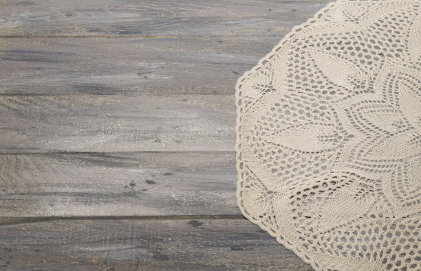 以旧木头为背景的钩编桌布。针线活的主题是编织的餐巾。的内部项目。Copyspace。婚礼,复活节的概念。图片下载