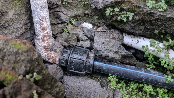 挖洞的水管生锈了图片下载
