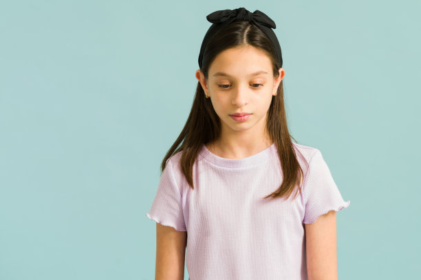 心碎的小女孩请求原谅图片下载