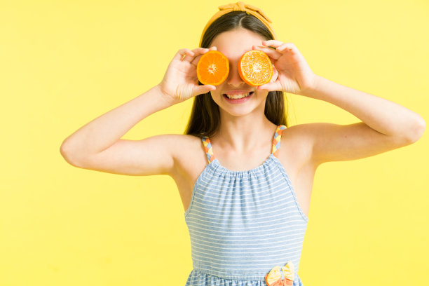 玩得开心，用水果蒙住眼睛图片下载