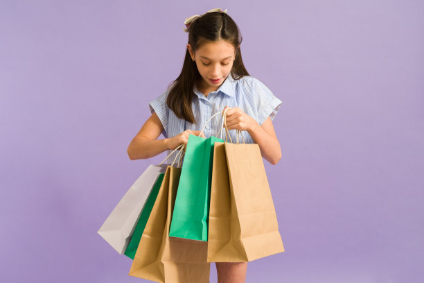 兴奋的小女孩买了很多可爱的东西图片下载