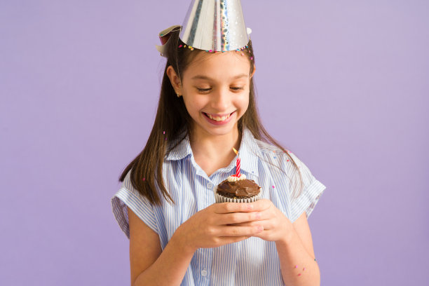 一个可爱的小女孩庆祝的肖像图片下载