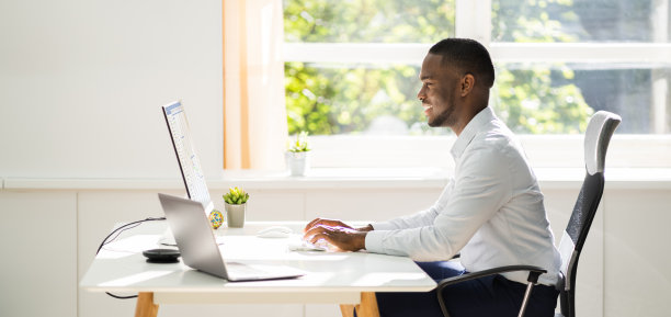 非裔美国人坐在电脑前图片下载