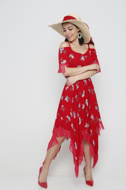 年轻漂亮的女人穿着红色的夏装，戴着白色背景的帽子。图片下载