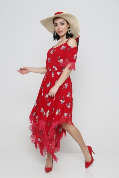 年轻漂亮的女人穿着红色的夏装，戴着白色背景的帽子。图片下载