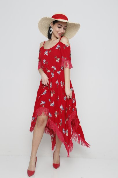 年轻漂亮的女人穿着红色的夏装，戴着白色背景的帽子。图片下载