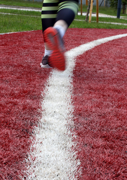 在体育场的慢跑跑道上慢跑图片下载