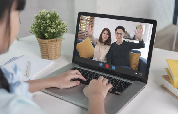 年轻的亚洲女儿与父母进行虚拟视频会议交谈，由于家庭社交距离视频通话。图片下载