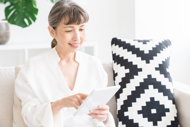使用平板电脑的老年妇女图片下载