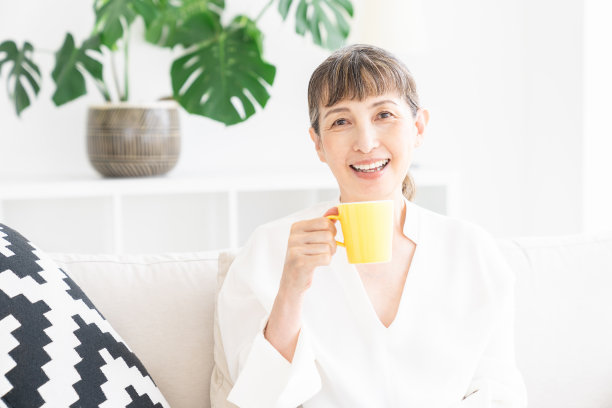 喝咖啡的老年妇女图片下载