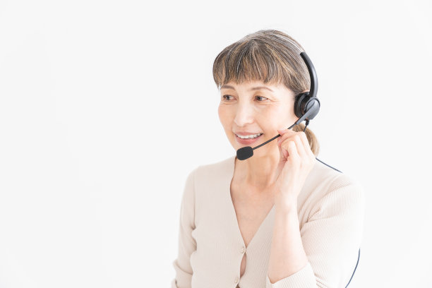 作为操作员的老年妇女图片下载