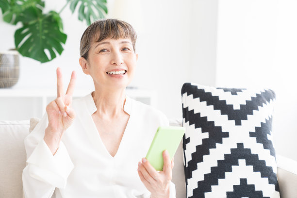 使用智能手机的老年妇女图片下载