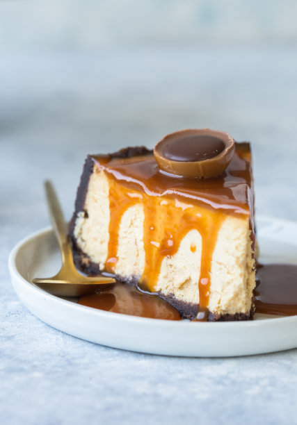不烤焦糖芝士蛋糕装饰糖果。健康的甜点。素食。生食。生的甜点。块蛋糕。母亲的一天。冬天的蛋糕图片下载