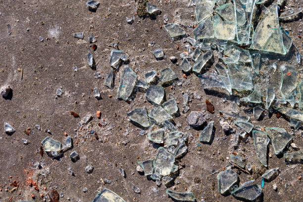 水泥地板上散落着碎玻璃，特写镜头图片下载