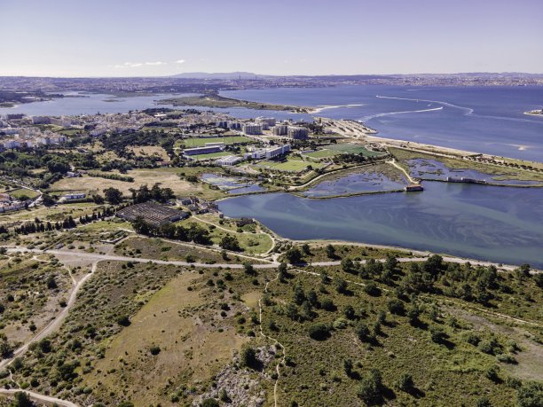 在一个美丽的日子里，沿着塔古斯河，塞塞萨尔海湾的鸟瞰图，塞图巴尔，葡萄牙。图片下载