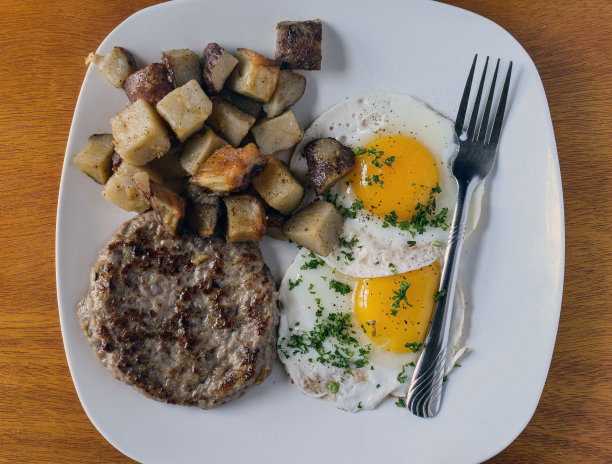 煎蛋配香肠、肉饼和家常薯条图片下载