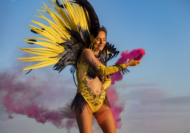 桑巴舞女孩与烟雾弹在聚会期间在日落图片下载