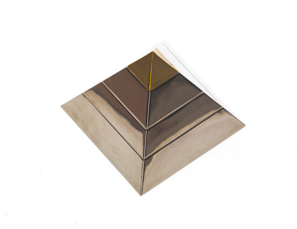 金色的几何金字塔孤立在白色背景上图片下载