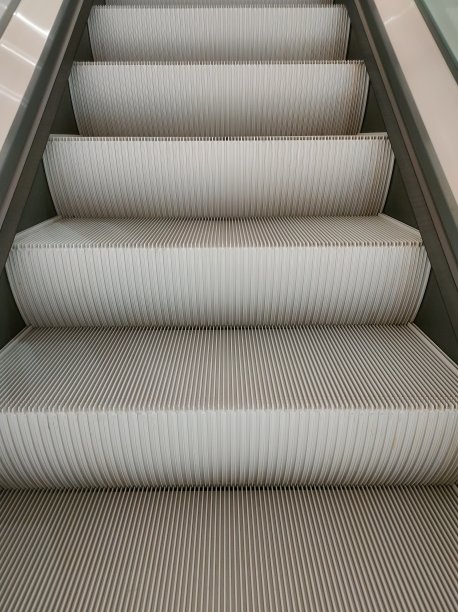 地铁站或购物中心空扶梯楼梯。图片下载