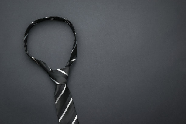 黑色背景的时尚男士条纹领带。图片下载