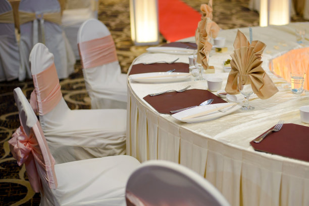 餐厅的餐桌上有酒杯和餐巾图片下载