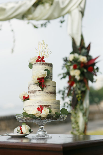 这张照片拍摄的是一个户外婚礼上的塑料雕像蛋糕图片下载