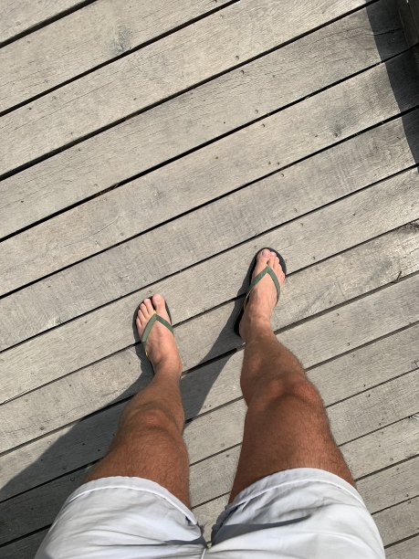 腿在甲板上。图片下载