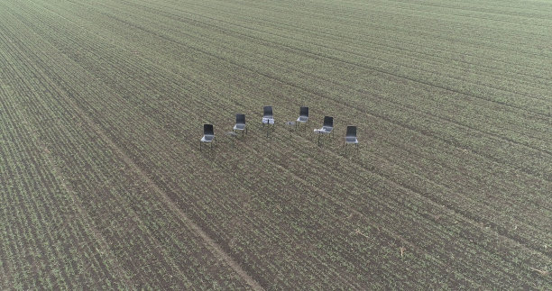 霜冻的农田上的六把空椅子。空中无人机拍摄。图片下载