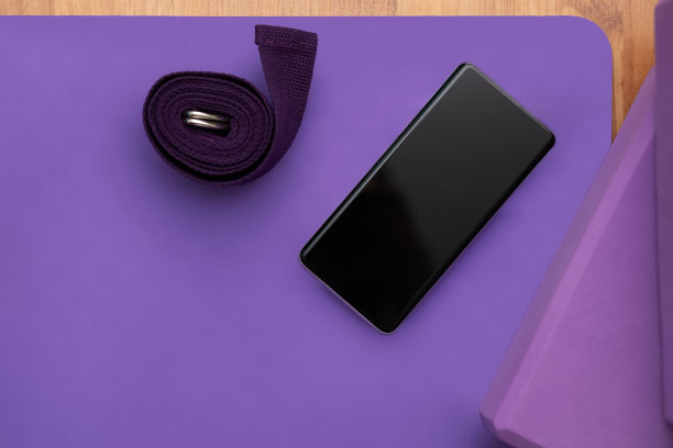 空白手机在瑜伽垫上，有积木和带子图片下载
