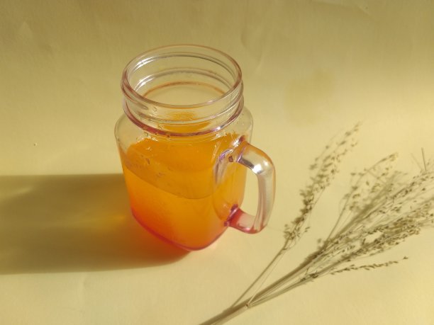 饮料装在放在桌子上的玻璃杯里图片下载