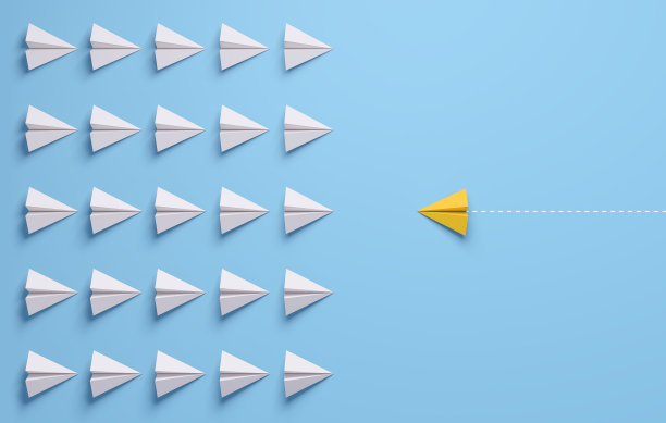 纸飞机面对面的编队作战。一场对抗黄铅。变化的概念。图片下载