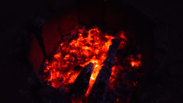在露天燃烧煤炭。图片下载