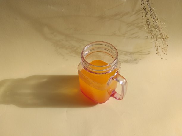 用玻璃杯盛着的饮料放在桌上图片下载