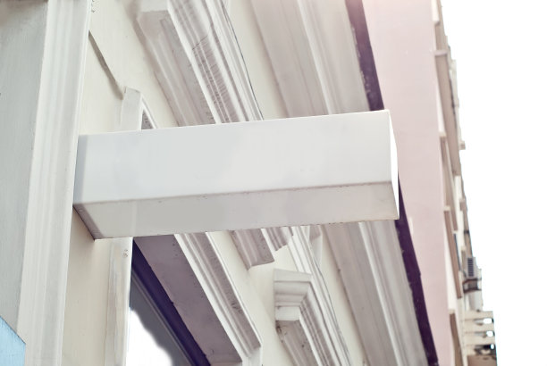 建筑上的长方形标志。复制空间和空间的文本。设计的模型。广告空白模板。图片下载